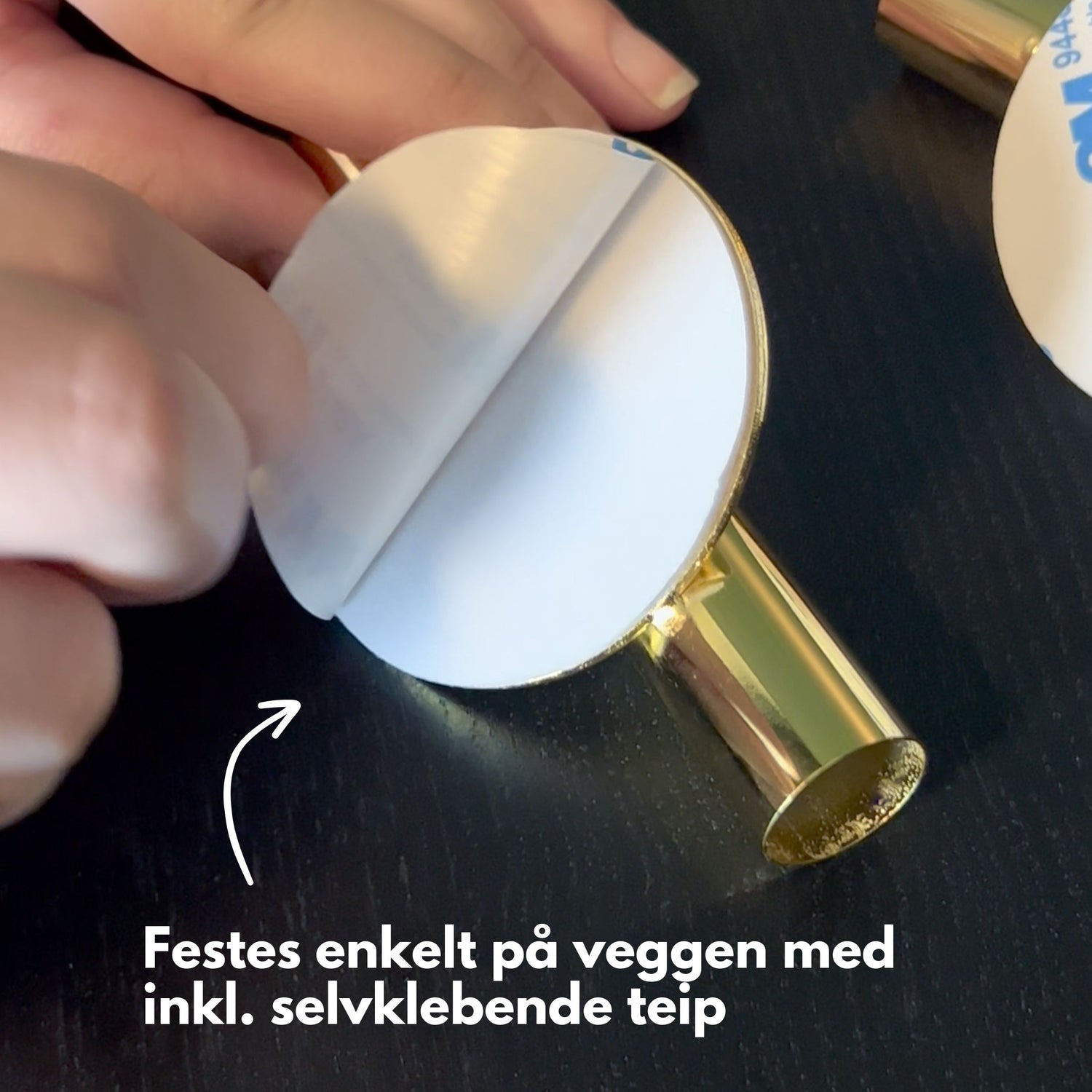 Gullfarget veggvase i metall til tørkede blomster og kunstige kvister