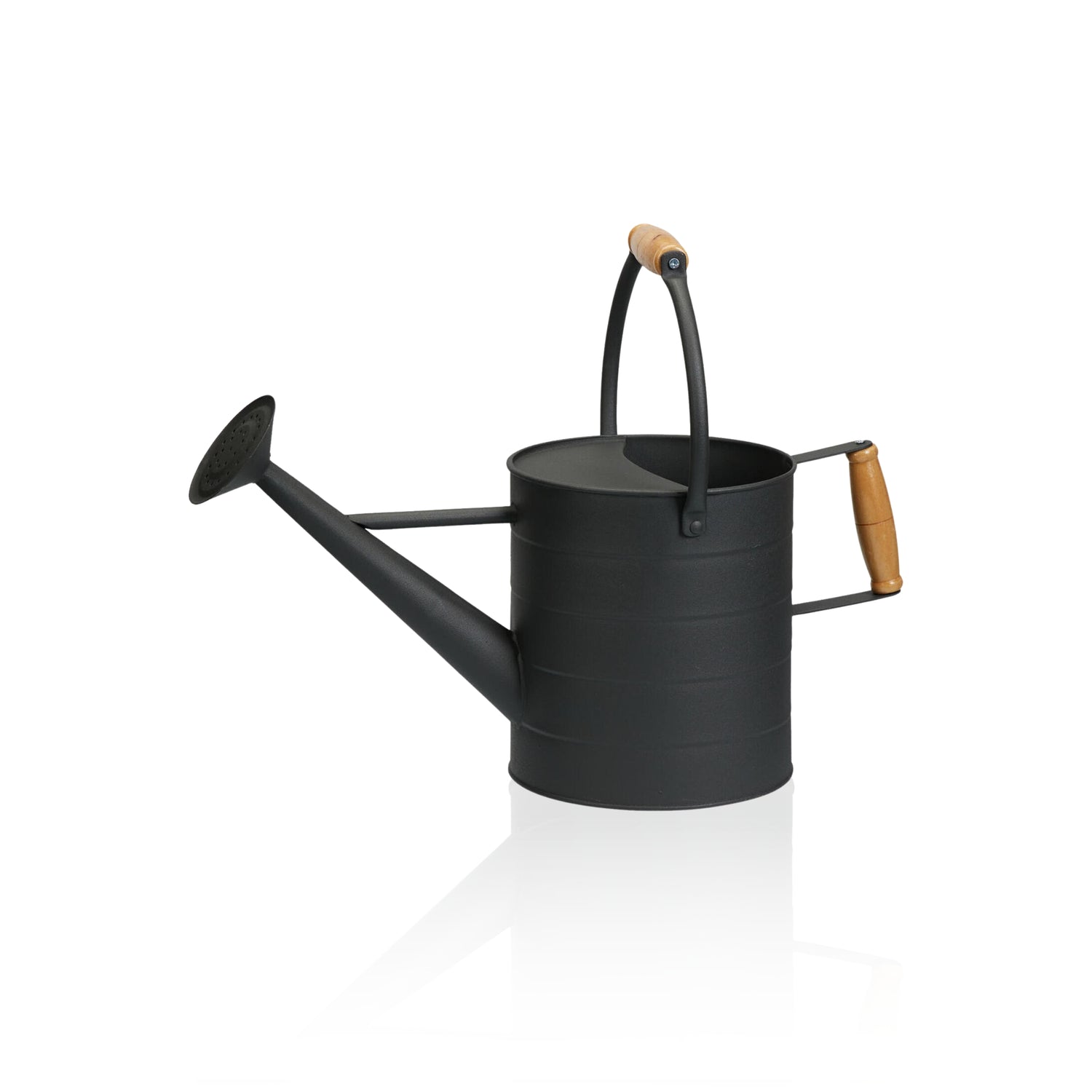 Mørk grå vannkanne i metall med trehåndtak og lang tut for hagebruk