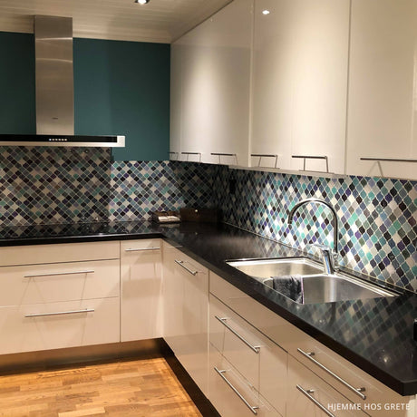 Enkel montering – lanterne selvklebende fliser i blå/grønn kan klippes til.