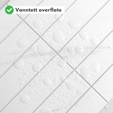 Detaljbilde av Alma hvit marmor selvklebende fliser med naturtro struktur.