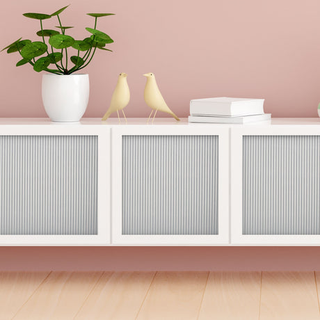 Vindusfolie med rillet glass-effekt på skap – rimelig oppgradering