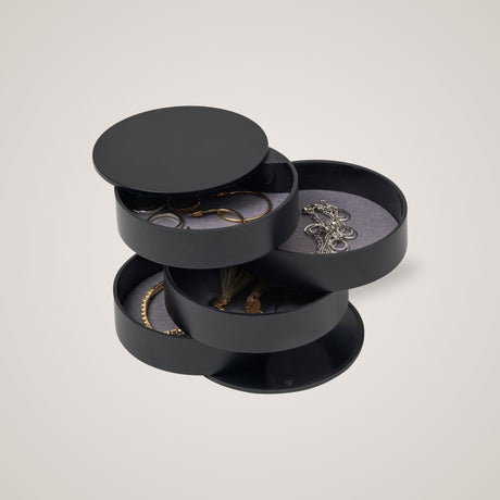 Sort roterbar smykkeboks med fire etasjer for organisert oppbevaring.
