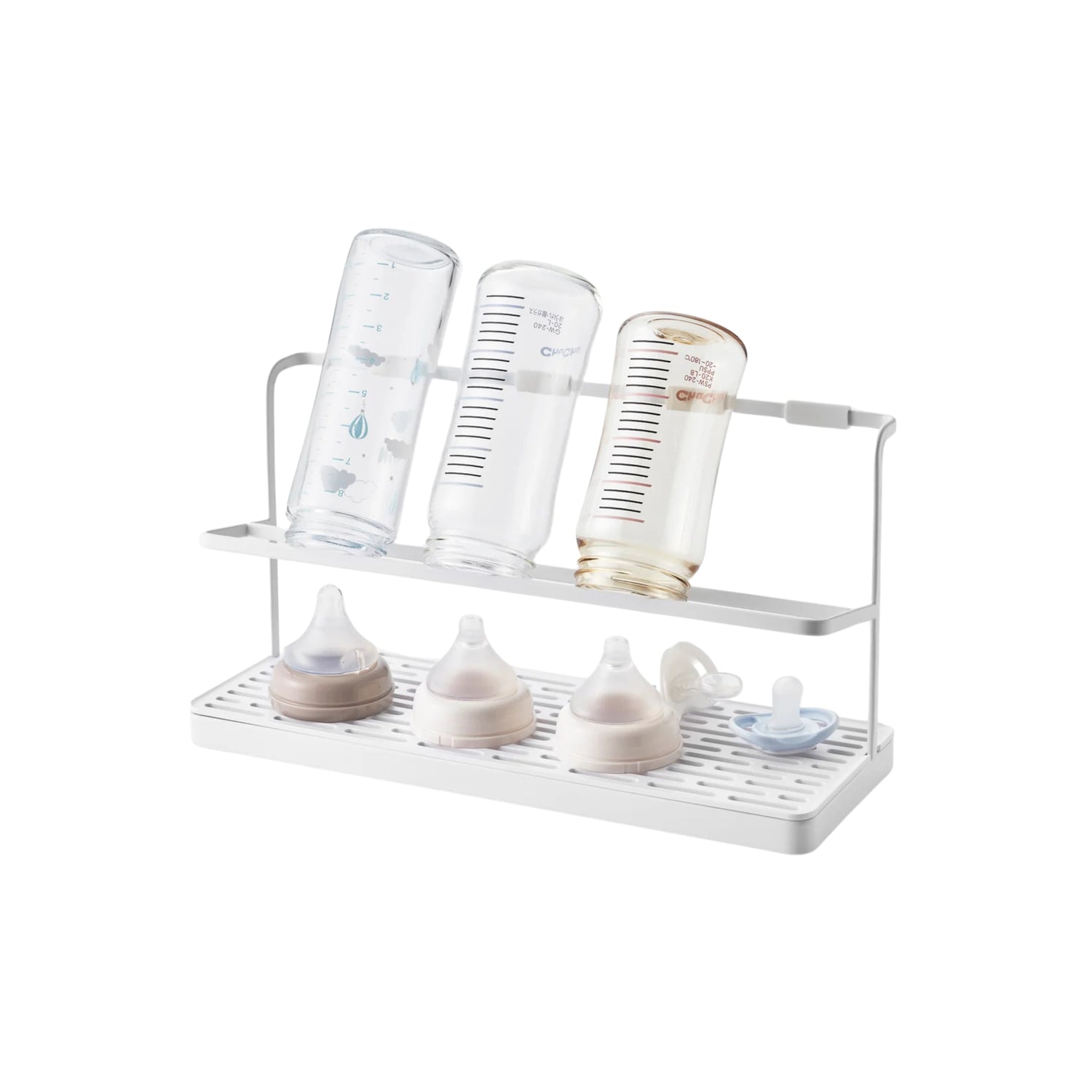 Hvitt flaskestativ til tørking av drikkeflasker og kopper på kjøkkenbenk