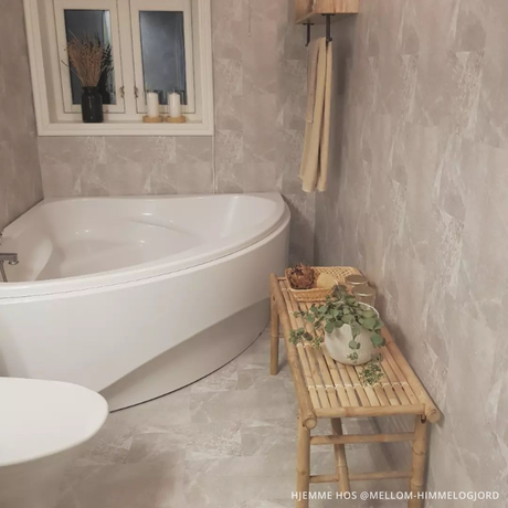 Nærbilde av kalk beige fliser med realistisk marmorstruktur.