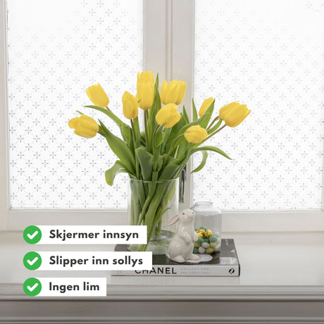 Nærbilde av Static Ally vindusfolie sitt elegante blomsterdesign i frostet finish