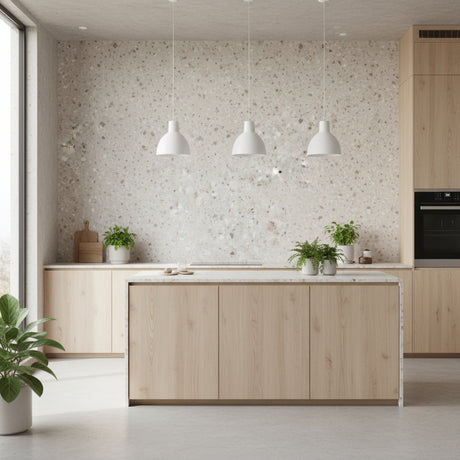 Sahara beige selvklebende fliser montert på kjøkkenvegg – moderne sandfarget design