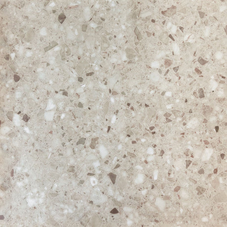 Sahara beige selvklebende fliser montert på kjøkkenvegg – moderne sandfarget design