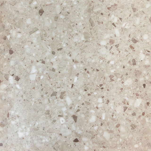 Sahara beige selvklebende fliser montert på kjøkkenvegg – moderne sandfarget design