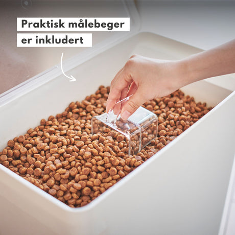 Enkel og hygienisk løsning for lagring av kjæledyrfôr. Målebeger er inkludert.