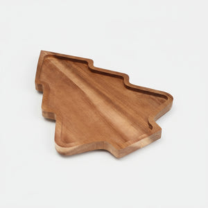 Serveringsfat formet som juletre i treverk med julepynt rundt