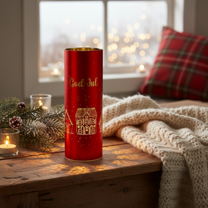 Kvadratisk bilde av rød LED-lykt pepperkakeby – perfekt juledekorasjon