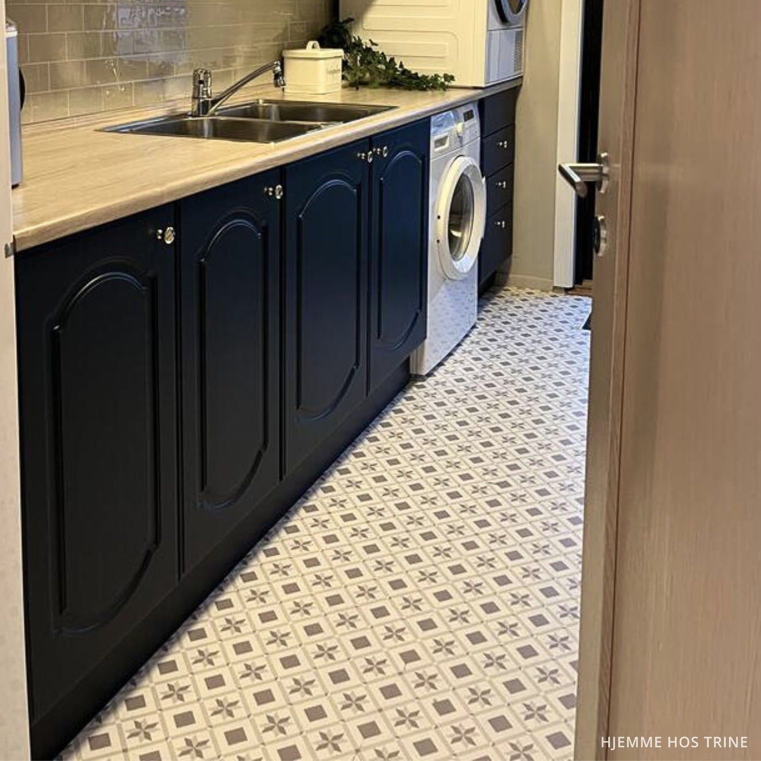 Oslo mini fliser montert på kjøkkenvegg med mørke skap og benkeplate i tre.