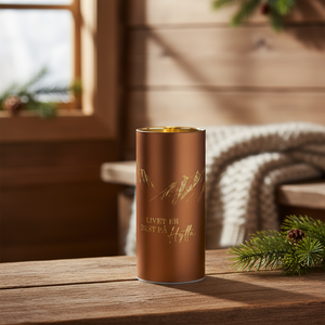 Brun LED-lykt med teksten Livet på hytta og fjellmotiv