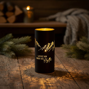 Kvadratisk bilde av brun LED-lykt Livet på hytta 8×20 cm