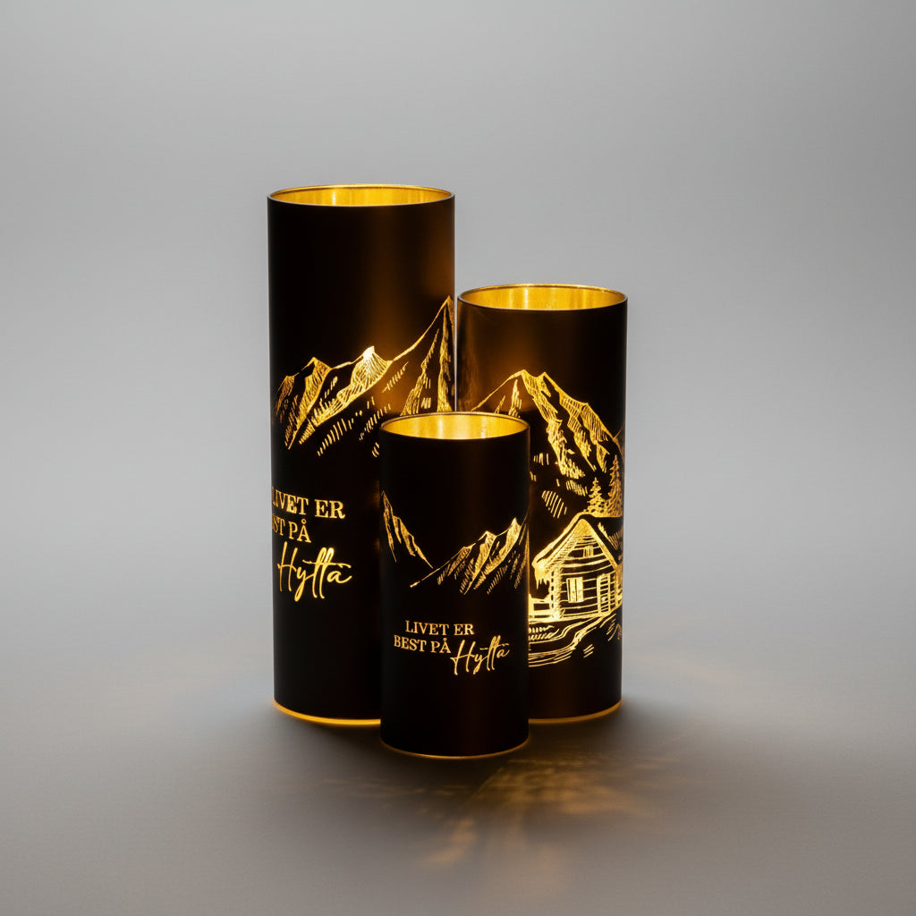 Tre LED-lykter "Livet på hytta" i ulike størrelser - liten 7x15 cm, medium 8x20 cm og stor 9x25 cm

