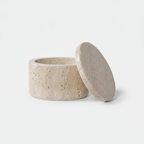 Praktisk oppbevaringskrukke i lyse toner.