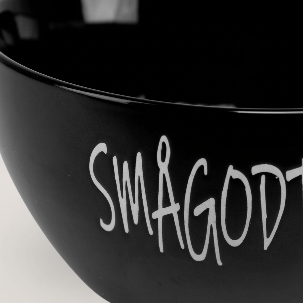 Smågodtskål i sort keramikk med tekst på utsiden