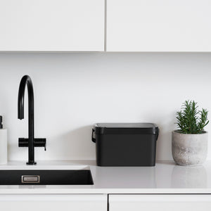 Praktisk kjøkkenbøtte til matavfall med skjult posekant