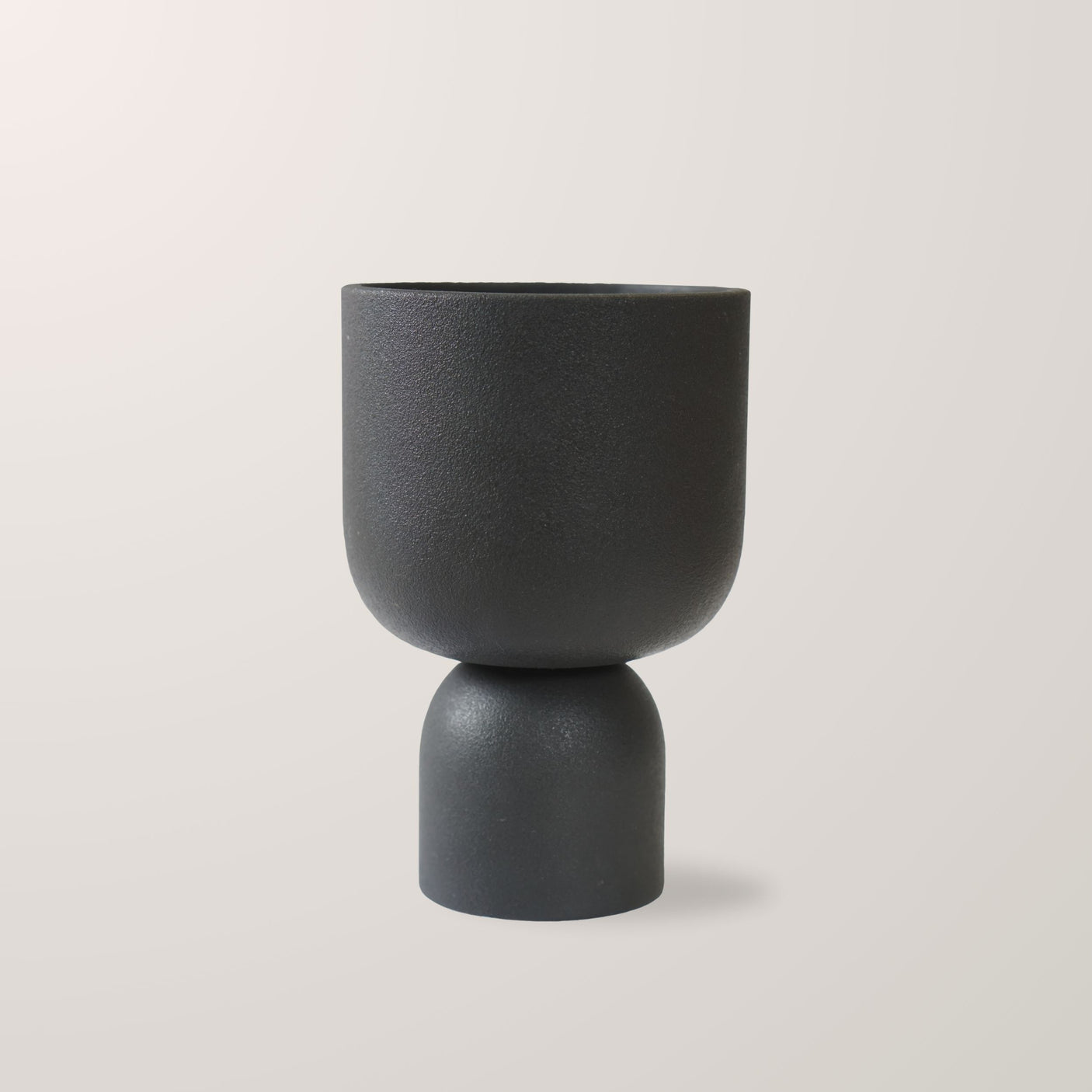DBKD Potte Sort Liten med matt overflate og moderne skulpturelt design.