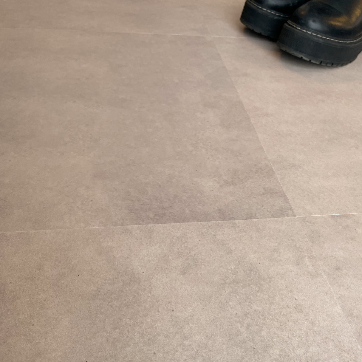 Vareprøve: Beige betong selvklebende fliser
