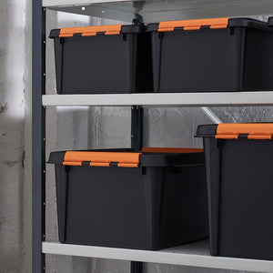 SmartStore oppbevaringsbokser stablet på hylle for organisert lagring