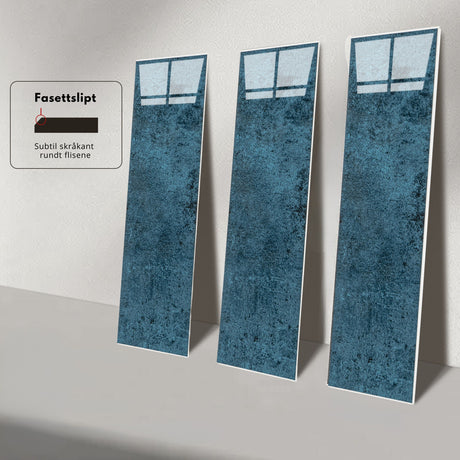 Louise Gloss Blå selvklebende fliser med fasettslipte kanter som gir et stilrent og elegant uttrykk på veggen.