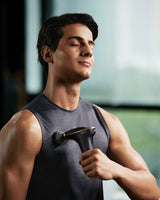 SKG FS700 massasjepistol i bruk – ergonomisk design for effektiv muskelmassasje og restitusjon etter trening.