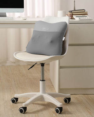 SKG massasjepute som ryggstøtte på kontorstol – perfekt for hjemmekontor og ergonomisk støtte