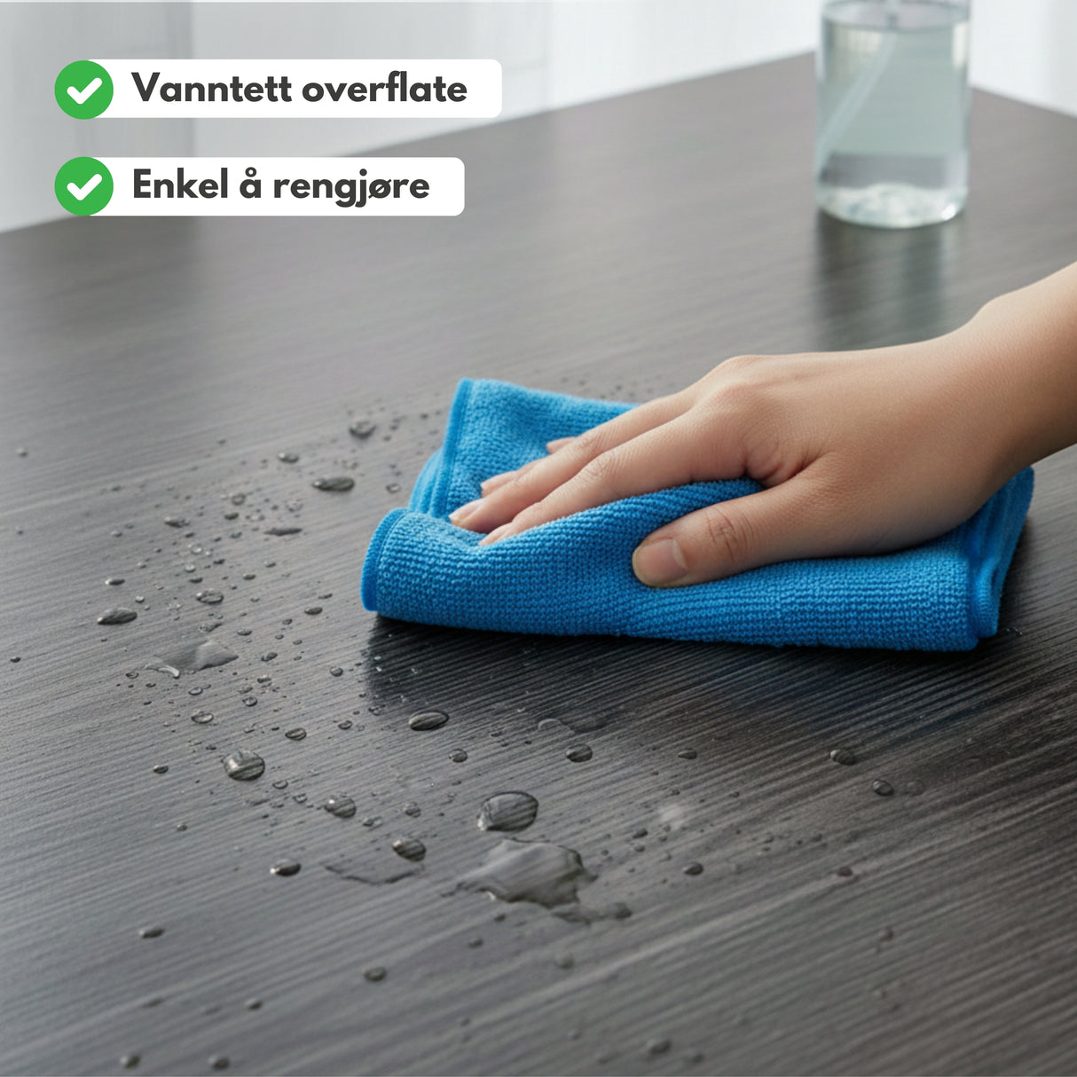 Vannavvisende overflate på selvklebende folie demonstrert med blå klut