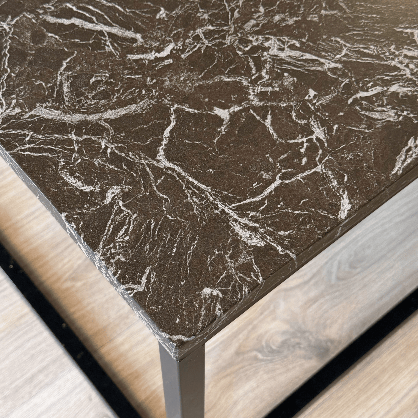 Nærbilde av marmormønsteret i Heritage marble truffle kontaktplast med fine hvite og grå årer