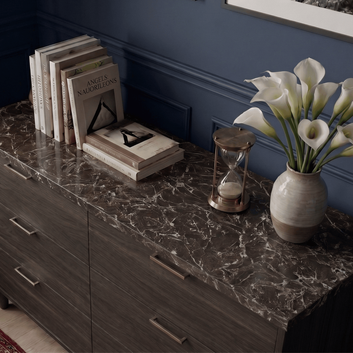 Heritage marble truffle kontaktplast på kommodeplate i mørk marmorlook, stylet med bøker og calla-liljer
