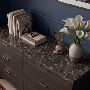 Heritage marble truffle kontaktplast på kommodeplate i mørk marmorlook, stylet med bøker og calla-liljer