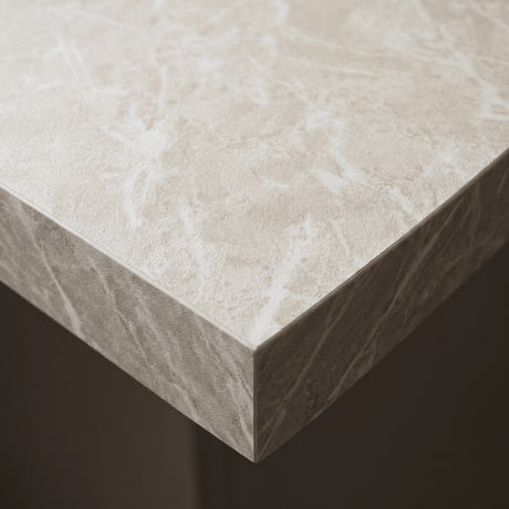 Nærbilde av benkeplatekant dekket med Limestone crema kontaktplast, kremhvit kalksteinsstruktur