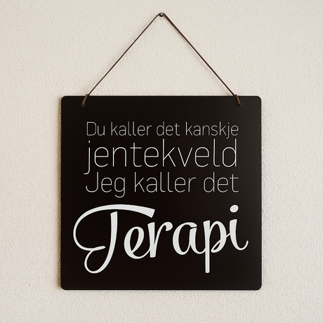 Metallskilt med morsom tekst om jentekveld og terapi – dekorativ veggpynt til hjemmet, hytta eller som gave til bestevenninnen.