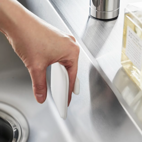 Magnetisk silikonkost for enkel oppbevaring.