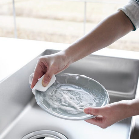 Praktisk kjøkkenkost med magnetisk feste.