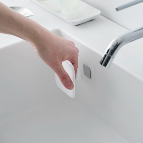 Magnetisk kjøkkenkost for rask tørking.