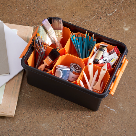 Oppbevaringssystem med modulære rom for pensler, blyanter og små verktøy i verksted