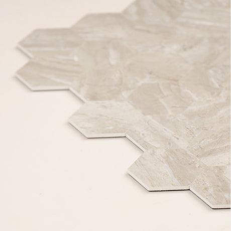 Nærbilde av Grace hexagon selvklebende flis som viser tynn og presis kant, høy kvalitet og realistisk marmorstruktur – perfekt til DIY-oppussing.