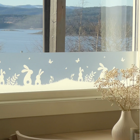Statisk vindusfolie med påskemotiv montert på vindu – gir personvern