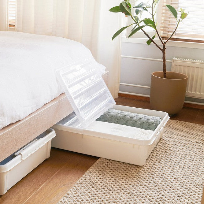 Oppbevaringsboks med lokk og hjul under seng med tekstiler