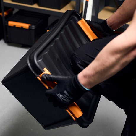 Person som løfter på SmartStore oppbevaringsboks