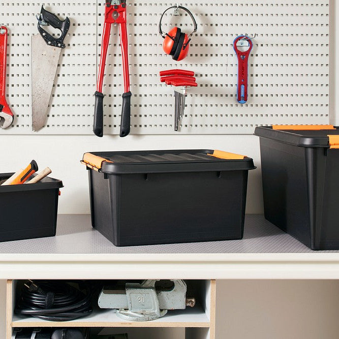 SmartStore oppbevaringsboks med lokk plassert på hylle i verksted