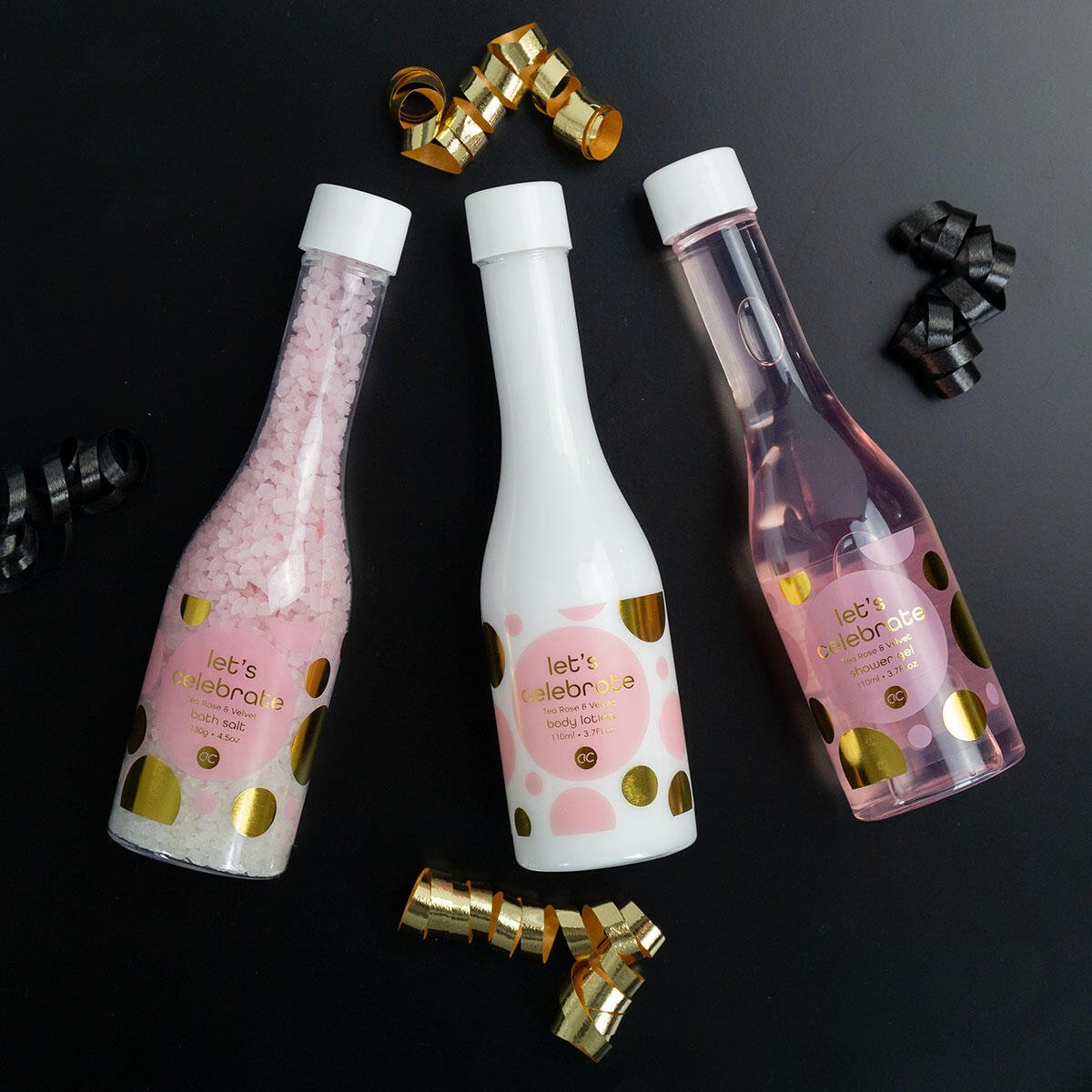 Rosa gavesett med dusjsåpe lotion og badesalt i flasker