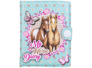 Gavesett med jordbærduft, badeskum 80 ml og notisbok i lyseblå og rosa gaveeske med hestemotiv, hjerter og teksten «I Love Horses».