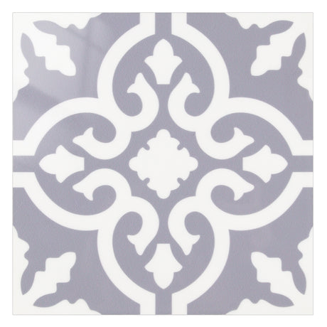 Runa selvklebende veggflis med klassisk marokkansk mønster i grått og hvitt.