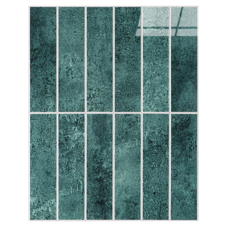 Selvklebende grønne veggfliser med avlange rektangulære ruter og glansfull overflate – moderne fliser til kjøkken og bad.