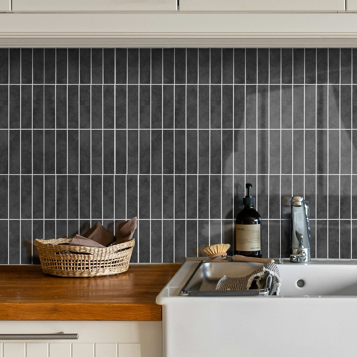 Moderne kjøkken med antrasitt marmorfliser brukt som backsplash.