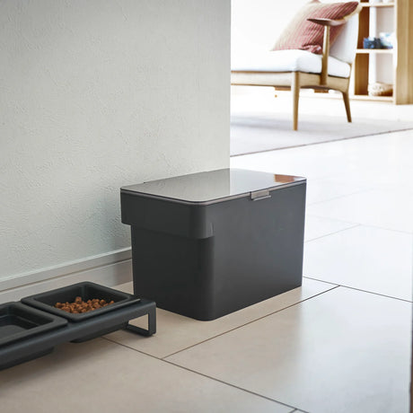 Svart matbeholder til hundefôr og kattefôr med 6 liters kapasitet