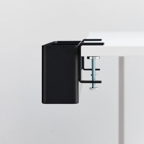 Hvit bordoppbevaring som festes til bordkant for småting og kabler